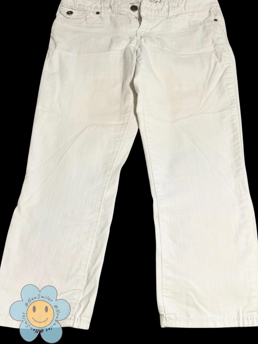 Maurices ~White Jeans ~Mid-Rise ~ Straight Leg ~5 pockets ~Design on Back Pocket
